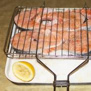 Как приготовить вкусный и простой стейк из лосося быстро на углях в гриле Красная рыба на мангале на решетке рецепт