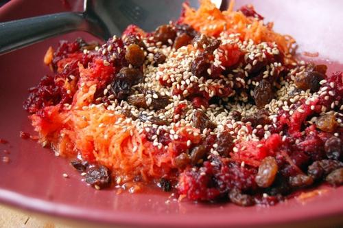 Свекольный салат с орехами и чесноком.
